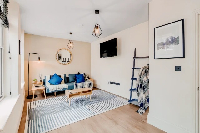 Flat 7 Nadler Studios64195339903233121