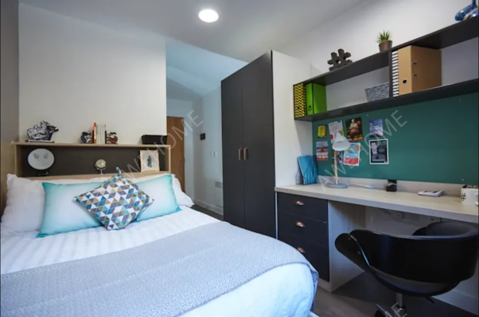Mannequin House - Habitación con baño privado y acabados en bronce