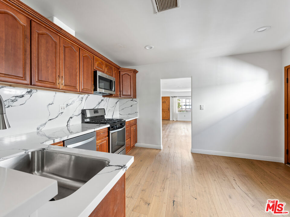 1652 Talmadge Street Los Angeles CA, 9002763711841193217122