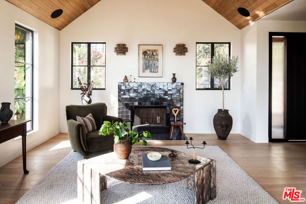 5693 Spreading Oak Drive, Los Angeles CA, 9006863623538062337122