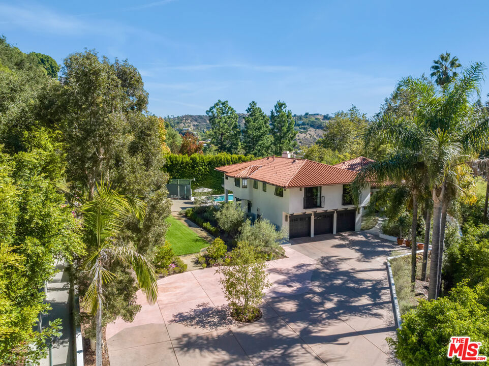 7651 Willow Glen Road, Los Angeles CA, 9004664122115416193120
