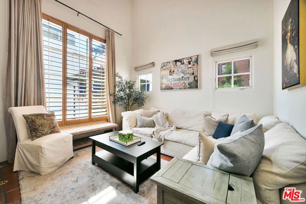 1414 N Harper Avenue 5 West Hollywood CA, 9004664134881342465122