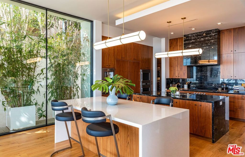 8366 SUNSET VIEW Drive Los Angeles CA, 9006963866595507969122