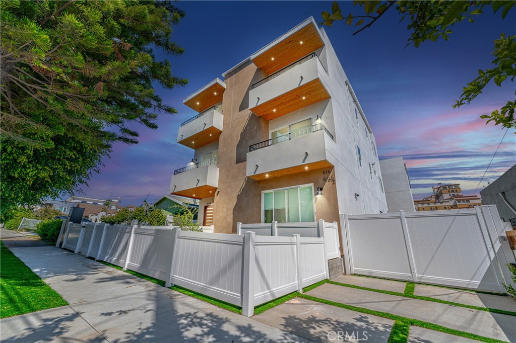 614 1/2 N Rampart Boulevard 1/2 Silver Lake CA, 9002664142686534401121