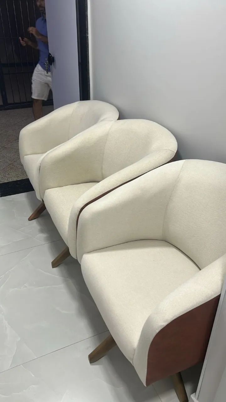 Un conjunto sofisticado de tres butacas ocasionales color crema en excelente estado65293577539459120