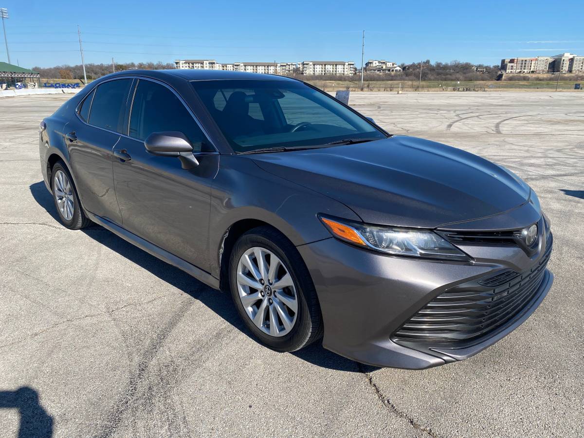 2018 Toyota Camry 4C 2.5L LE Berlina – $3,000 Precio completo y firme