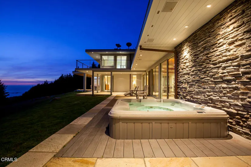 43850 Buckhorn Cove Road E, Little River, CA