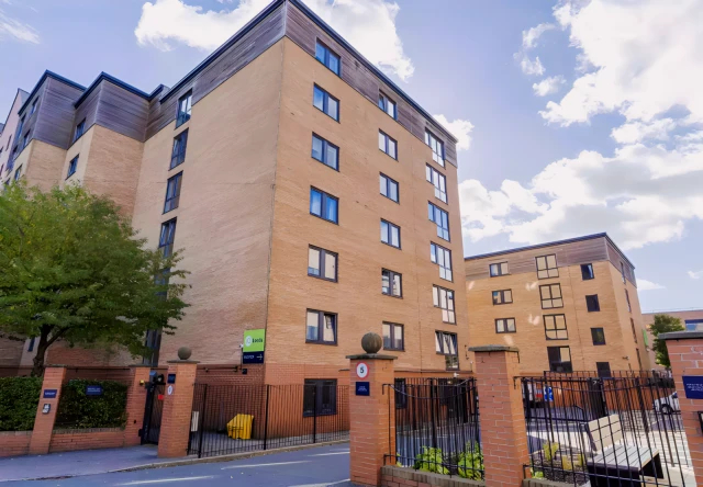 iQ Leeds64154979619075122