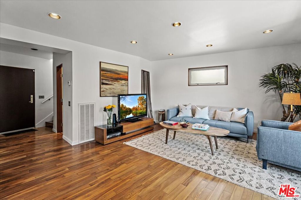 3234 Hillock Drive, Los Angeles CA, 9006863610302690689122