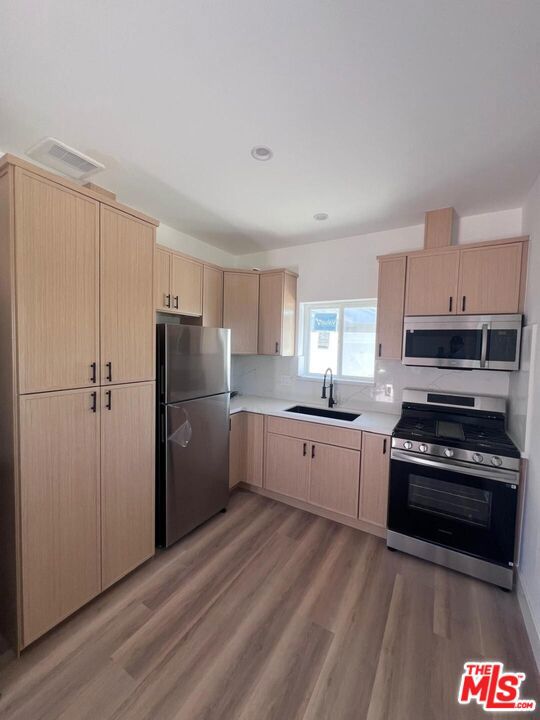 7669 Beeman Avenue North Hollywood CA, 9160563866584750339120