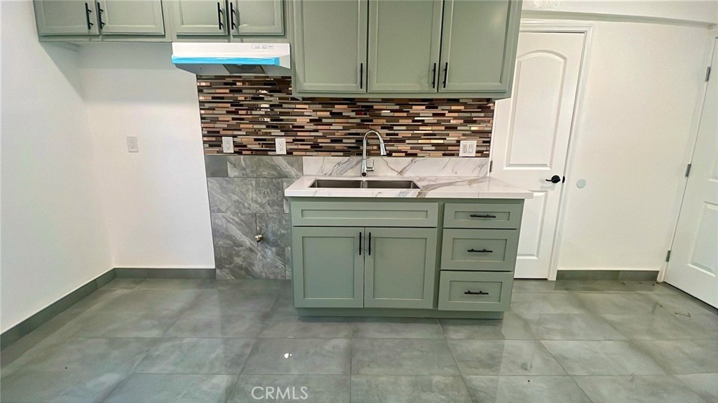 $1,900/month 1336 109 Place 1/4 Los Angeles CA, 9004464045563440514120
