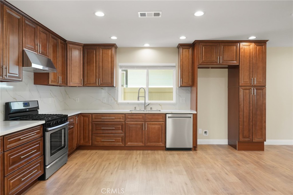 17121 Kingsbury Street Granada Hills CA, 9134463626295311233121