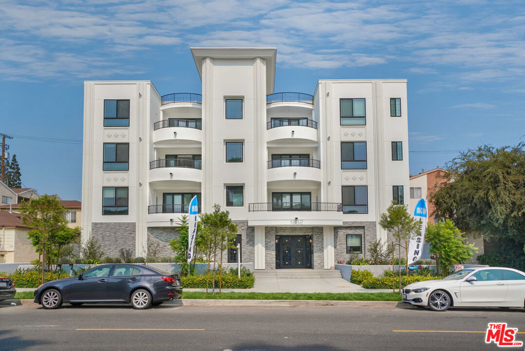 1832 S Barrington Avenue 201 Los Angeles CA, 9002564089107875970122