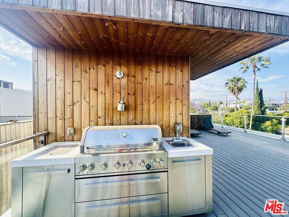 1041 N Spaulding Avenue 201 West Hollywood CA, 9004664134047319682121