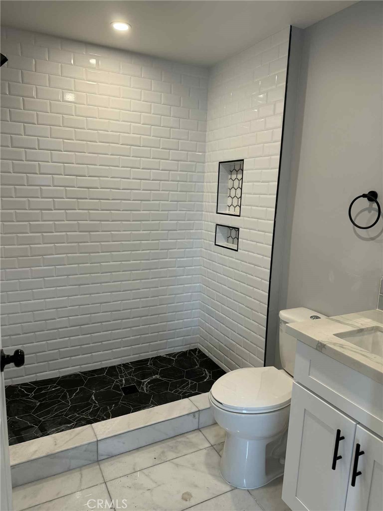 $1,950/month 1860 W 48th St Los Angeles CA, 9006264045550177921120