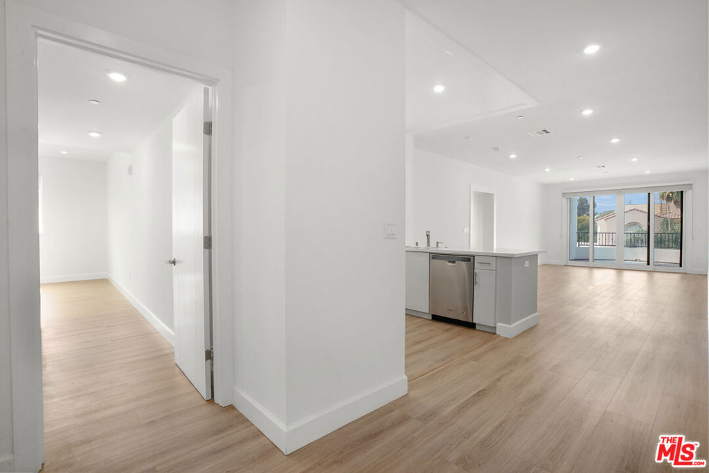1832 S Barrington Avenue 201 Los Angeles CA, 9002564089107875970120