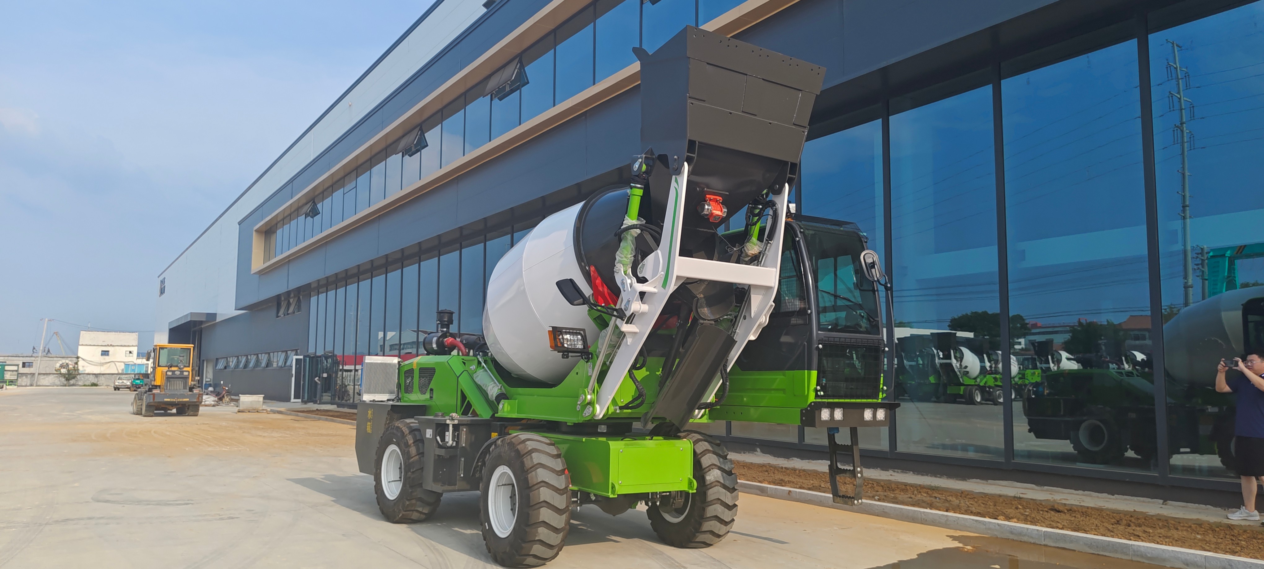 Self Loading Concrete Mixer truck64032021388417123