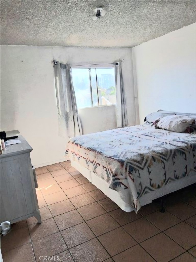 1715 E 70th, Los Angeles CA, 9000164065378024321120
