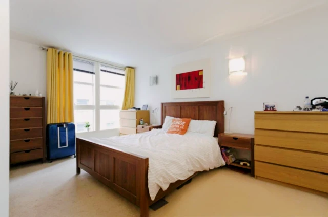 2B2B LH-Blackwall Way, London